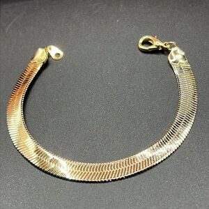 Beautiful gold tone herringbone bracelet